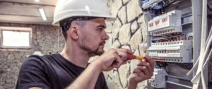électricien travaillant sur le tableau électrique