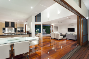 Intérieur de maison moderne avec cuisine ouverte sur salon
