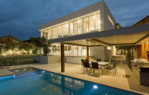 extérieur de maison moderne avec piscine