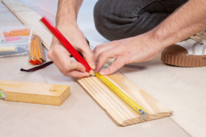 Ouvrier mesurant un bout de bois