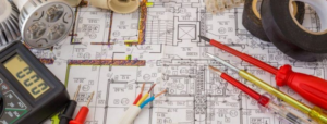 bricolage : Outils d'électricien posé sur un plan