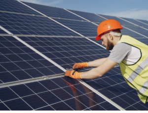 artisan électricien posant des panneaux solaires