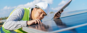 technicien contrôlant des panneaux solaires