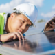 technicien contrôlant des panneaux solaires