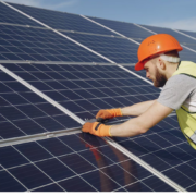 artisan électricien posant des panneaux solaires